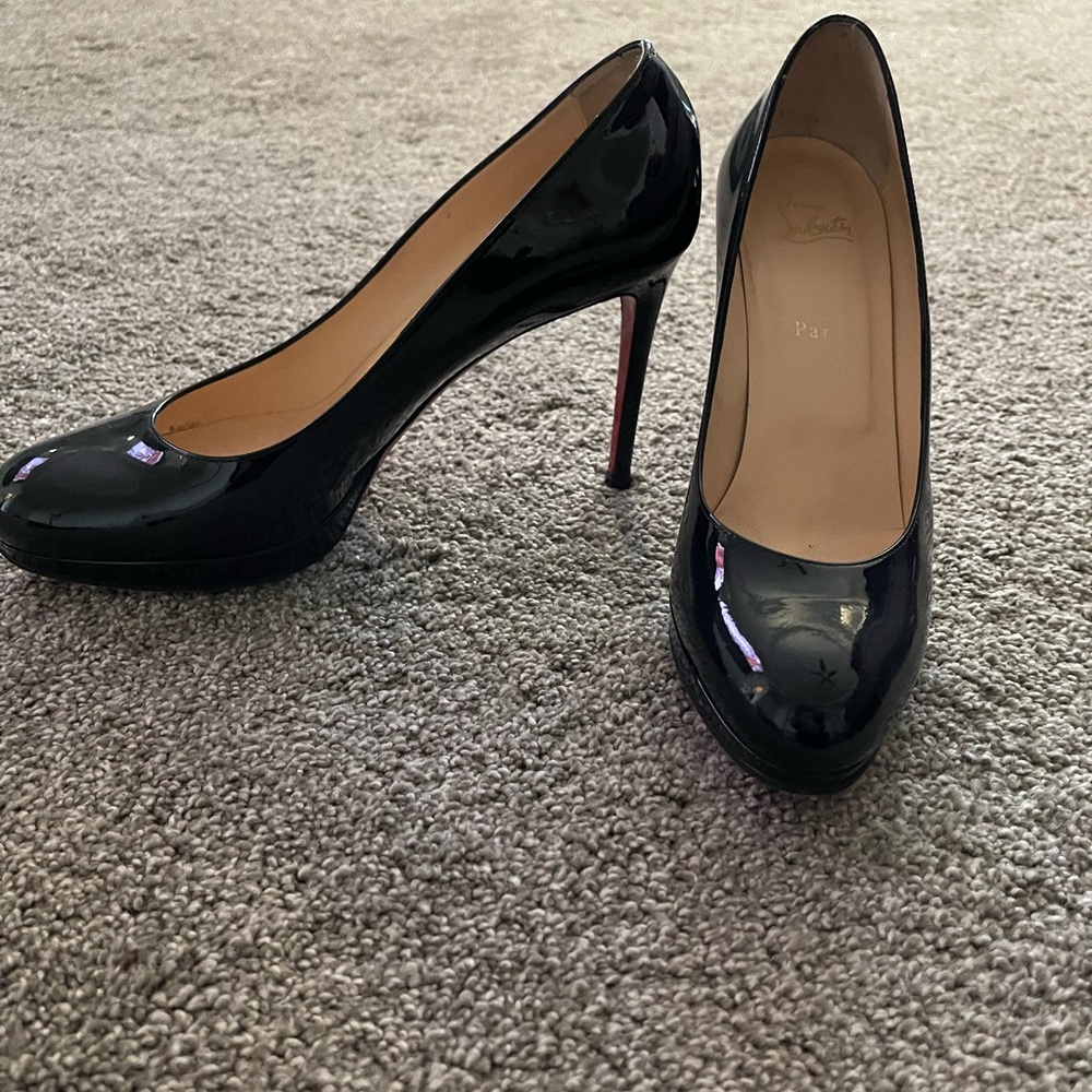 Size 40 1/2 round toe Louboutins slight platform patent pumps